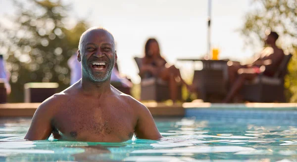 Portrét Usměvavého Seniora Letních Prázdninách Relaxace Bazénu — Stock fotografie