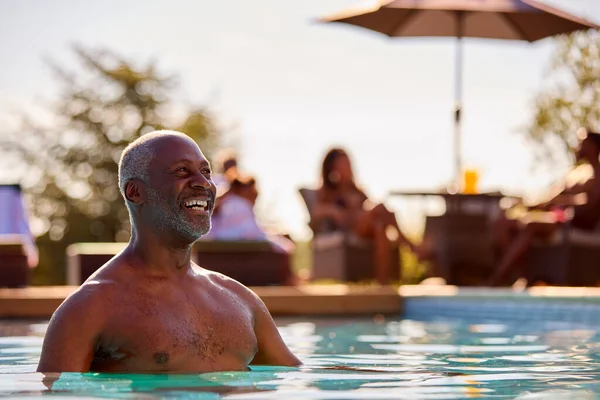 Lächelnder Senior Entspannt Sommerurlaub Schwimmbad — Stockfoto