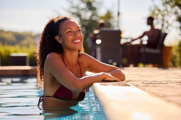 夏日微笑的女人在游泳池放松一下 — 图库照片