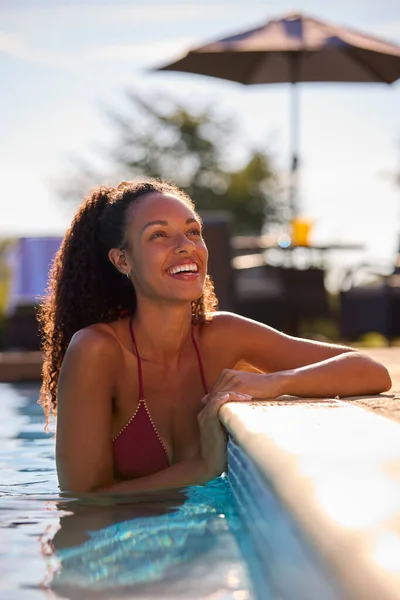 夏日微笑的女人在游泳池放松一下 — 图库照片