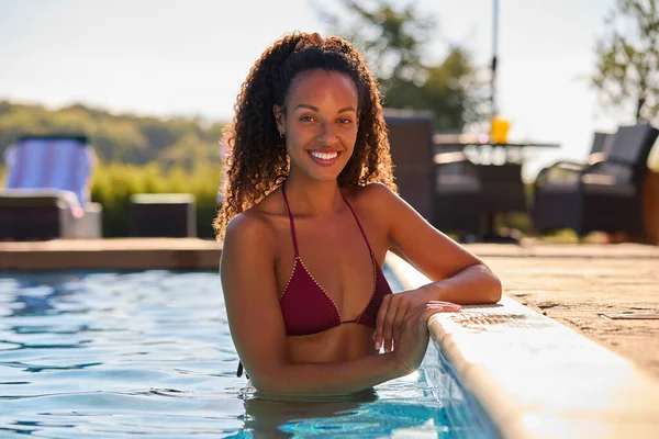 水泳プールでリラックスした夏休みの笑顔の女性の肖像 — ストック写真