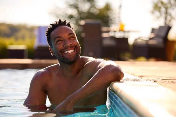 夏日微笑的男人在游泳池放松一下 — 图库照片