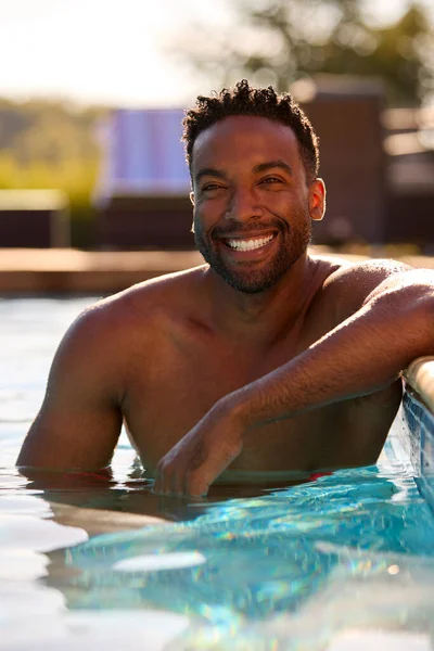 Portrét Usmívajícího Muže Letních Prázdninách Relaxace Bazénu — Stock fotografie