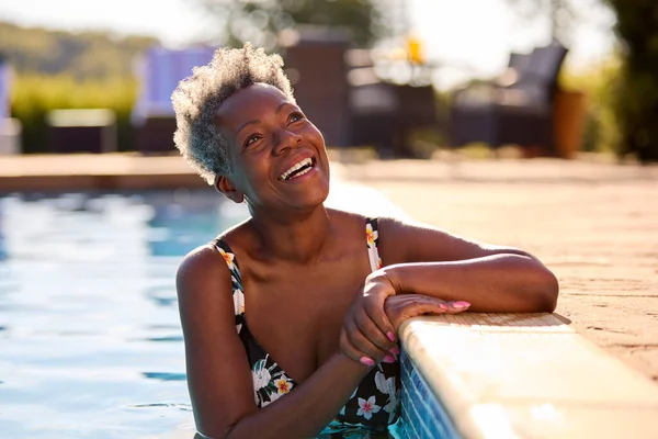 微笑的老年女子在夏季假期放松在游泳池 — 图库照片