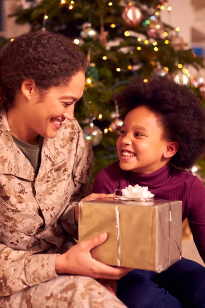 Amerikaanse Vrouwelijke Soldaat Uniform Home Verlof Voor Kerstmis Giving Daughter — Stockfoto