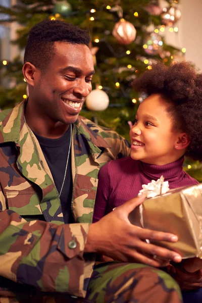 Amerykański Żołnierz Mundurze Domu Urlopie Boże Narodzenie Daje Córka Obecny — Zdjęcie stockowe