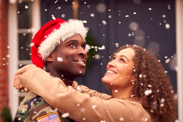 Soldado Americano Uniforme Con Sombrero Santa Volviendo Casa Navidad —  Fotos de Stock
