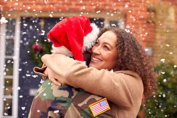 Soldado Americano Uniforme Vestindo Chapéu Papai Noel Voltando Para Casa — Fotografia de Stock