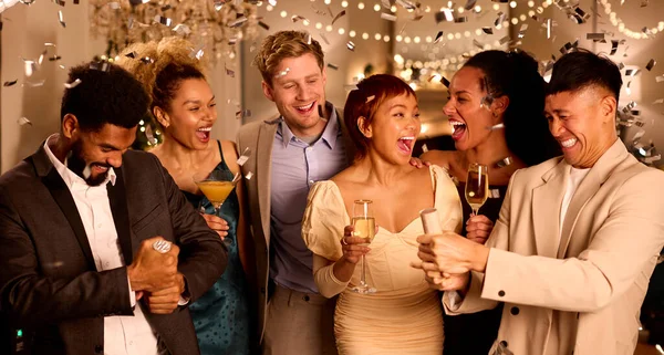 Ομάδα Φίλων Που Γιορτάζουν Στο Πάρτι Μαζί Ποτά Και Κομφετί — Φωτογραφία Αρχείου