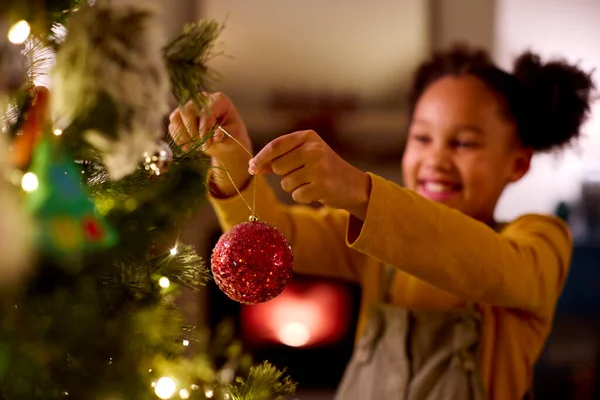 Ενθουσιασμένη Κοπέλα Στο Σπίτι Στο Κρέμασμα Χριστουγεννιάτικη Διακόσμηση Στο Δέντρο — Φωτογραφία Αρχείου
