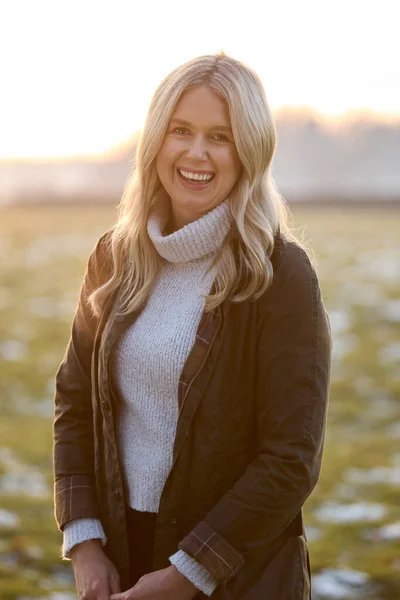 Portret Van Een Glimlachende Vrouw Bobbie Walk Winter Countryside — Stockfoto