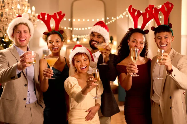 Noel Yeni Yıl Partisinde Noel Baba Şapkaları Ren Geyiği Boynuzları — Stok fotoğraf