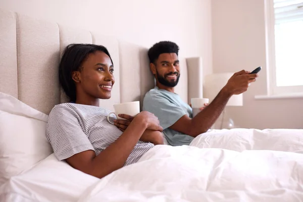 Sevgi Dolu Genç Bir Çift Evde Yatakta Televizyon Seyrediyor — Stok fotoğraf