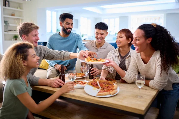 Amigos Divertindo Casa Cozinha Comendo Pizzas Caseiras — Fotografia de Stock
