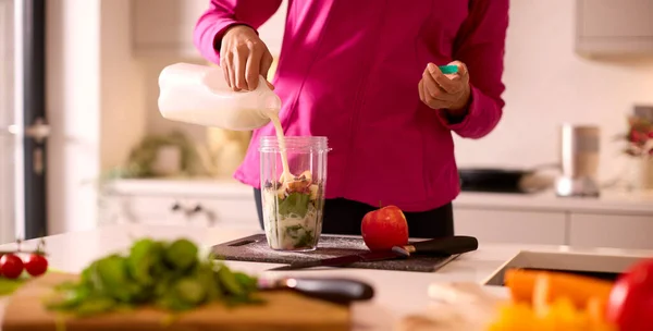 Zbliżenie Kobieta Kuchni Noszenie Odzieży Fitness Mieszanie Świeżych Składników Dla — Zdjęcie stockowe