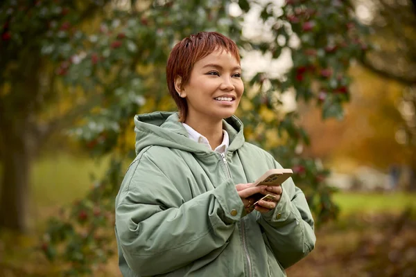 Güz Kış Kırsalında Cep Telefonu Kullanarak Dışarıda Duran Genç Kadın — Stok fotoğraf