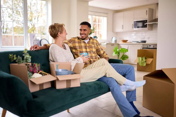 Couple Sitting Sofa Unpacking Boxes Moving New Home Together — Stock Photo, Image
