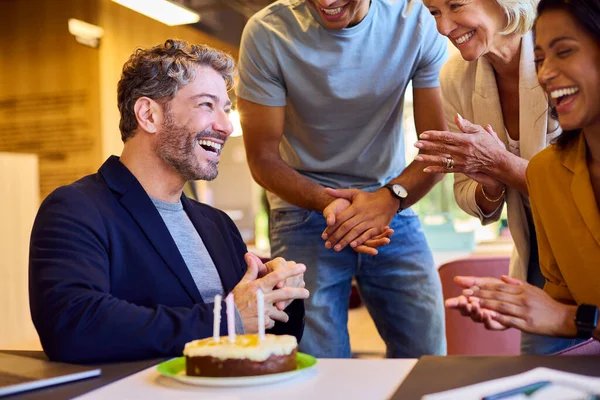 Ansatte Som Feirer Fødselsdagen Til Mannskollega Desk Office Cake – stockfoto