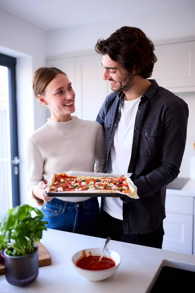 Ζευγάρι Στην Κουζίνα Στο Σπίτι Σπιτική Πίτσα Έτοιμη Ψηθεί Στο — Φωτογραφία Αρχείου