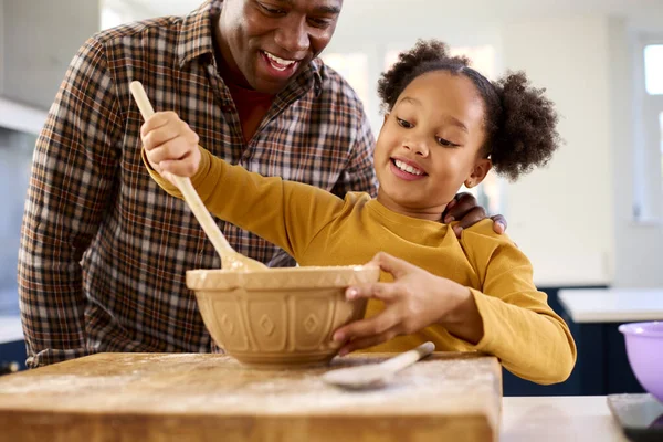Família Tiro Com Pai Filha Assar Casa Cozinha Misturando Ingredientes — Fotografia de Stock