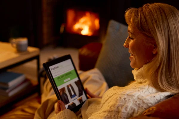 Otthon Társalgóban Hangulatos Tűz Nézi Divat Honlap Digitális Tabletta — Stock Fotó