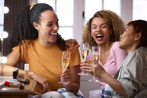 Gruppo Amiche Casa Che Truccano Bevono Champagne Prima Uscire Sera — Foto Stock