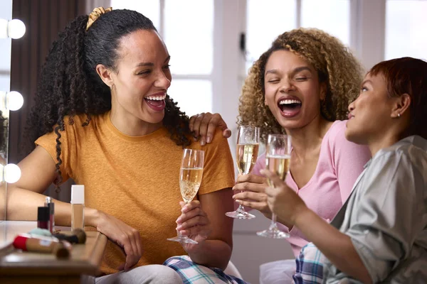 Grupo Amigas Casa Vestindo Maquiagem Bebendo Champanhe Antes Noite Fora — Fotografia de Stock