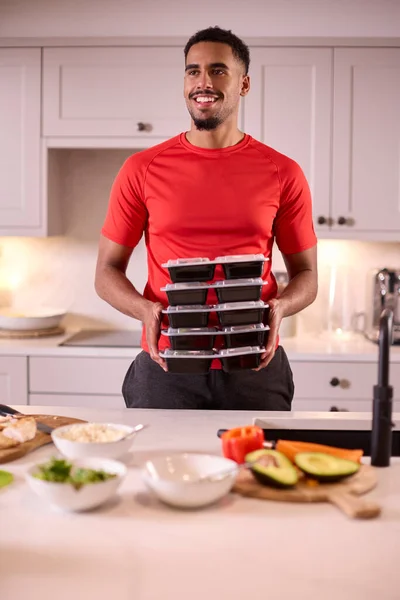 Homem Cozinha Que Veste Roupa Aptidão Que Faz Lote Das — Fotografia de Stock