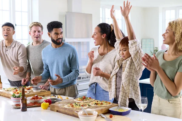 Група Друзів Вдома Кухні Додавання Топінгів Домашнього Піц Вечірки Разом — стокове фото