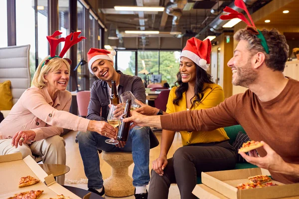 Προσωπικό Γιορτάζει Χριστούγεννα Κόμμα Γεύμα Και Ποτά Στο Γραφείο — Φωτογραφία Αρχείου