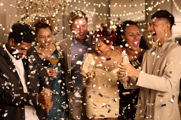Groep Vrienden Viert Feest Samen Met Drankjes Confetti — Stockfoto
