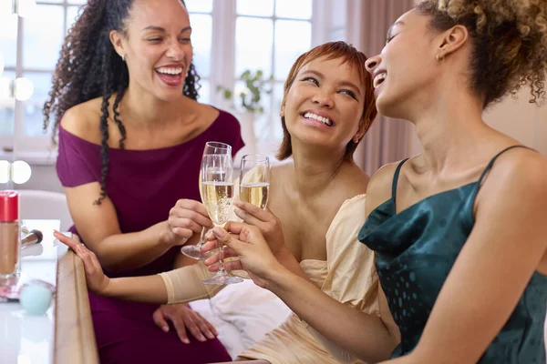 Група Друзів Вдома Одягнені Пити Шампанське Перед Ніччю — стокове фото
