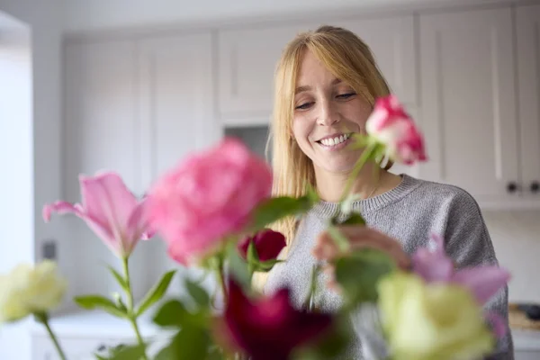 Жінка Організовує Групу Квітів Кухонному Столі Новому Будинку — стокове фото
