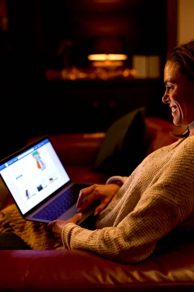 Evde Oturan Kadının Yan Görüntüsü Gece Dinlenme Odasında Internetten Alışveriş — Stok fotoğraf