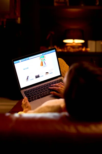 Zadní Pohled Ženu Doma Sedí Salonku Noci Nakupování Online — Stock fotografie