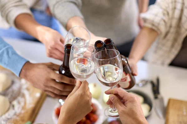 Κοντινό Πλάνο Των Φίλων Γιορτάζει Cheers Στο Σπίτι Στην Κουζίνα — Φωτογραφία Αρχείου