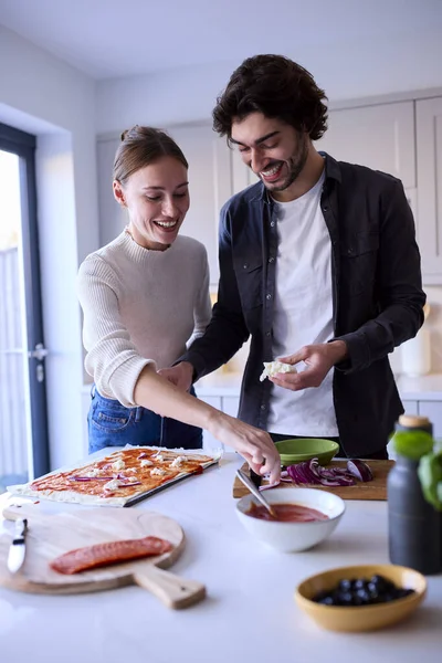 家庭厨房里的情侣一起做自制比萨 — 图库照片