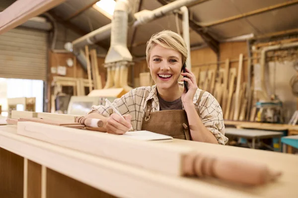 Retrato Aprendiz Feminino Que Trabalha Como Carpinteiro Oficina Mobília Que — Fotografia de Stock