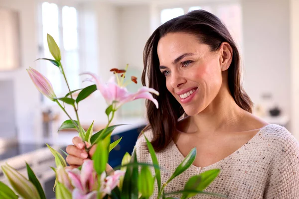 Smiling Woman Home Arranging Bouquet Flowers Glass Vase — Stock Photo, Image