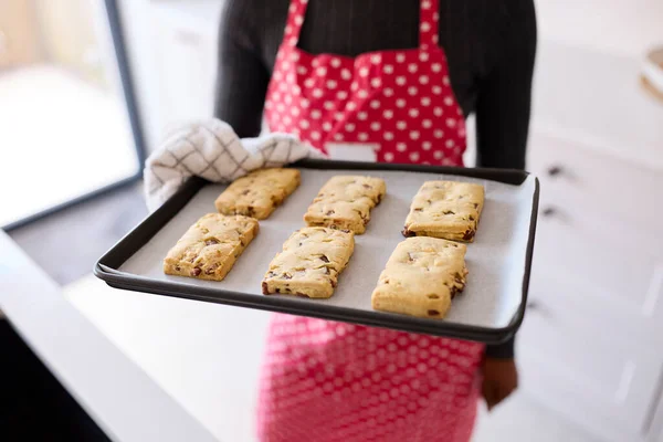 自家製クッキーのトレイを保持している自宅で女性のクローズアップ — ストック写真