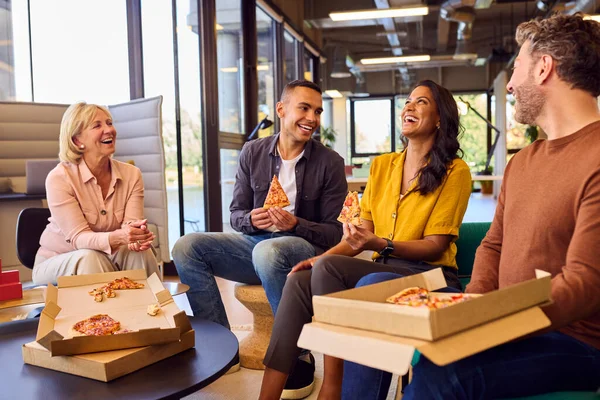 Προσωπικό Άτυπη Συνάντηση Στο Γραφείο Takeaway Πίτσα Και Ποτά — Φωτογραφία Αρχείου
