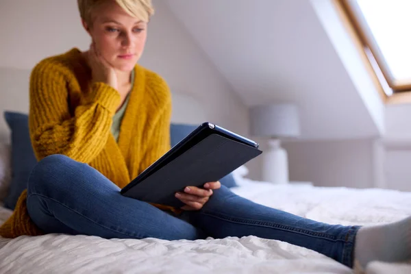 Evde Yatağında Oturmuş Dijital Tablete Bakan Genç Bir Kadın — Stok fotoğraf