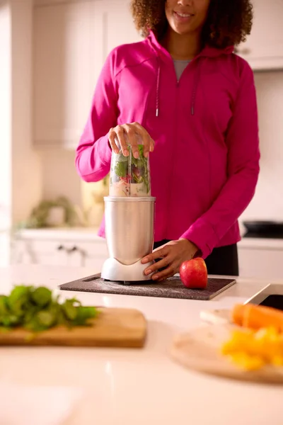Primer Plano Mujer Cocina Que Usa Ropa Fitness Que Mezcla —  Fotos de Stock