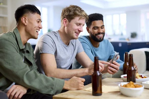 Grupp Spännande Manliga Vänner Streaming Sport Mobiltelefon Hemma Lounge Tillsammans — Stockfoto