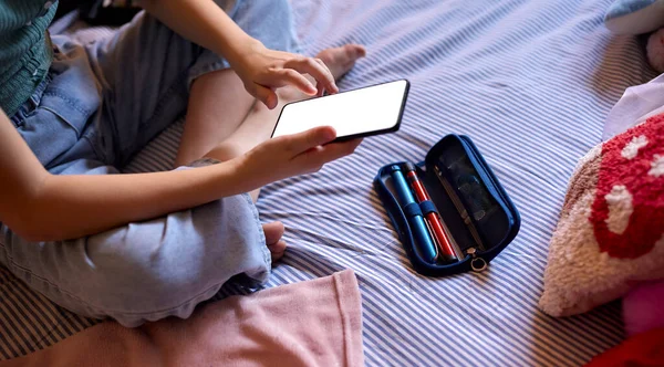 Närbild Diabetiker Girl Sitter Sängen Hemma Kontrollera Insulinnivåer Mobiltelefon App — Stockfoto