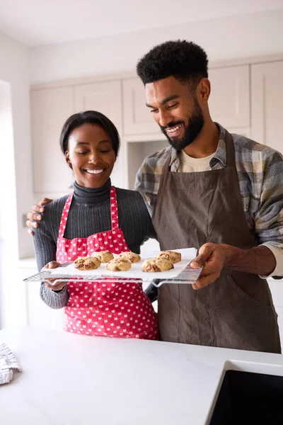 Een Paar Thuis Met Zelfgemaakte Koekjes Dienblad Samen Keuken — Stockfoto