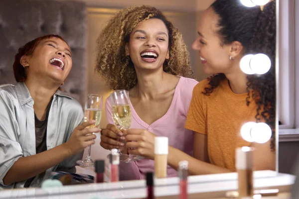 Ομάδα Γυναικών Φίλων Στο Σπίτι Βάζοντας Μακιγιάζ Και Πίνοντας Σαμπάνια — Φωτογραφία Αρχείου