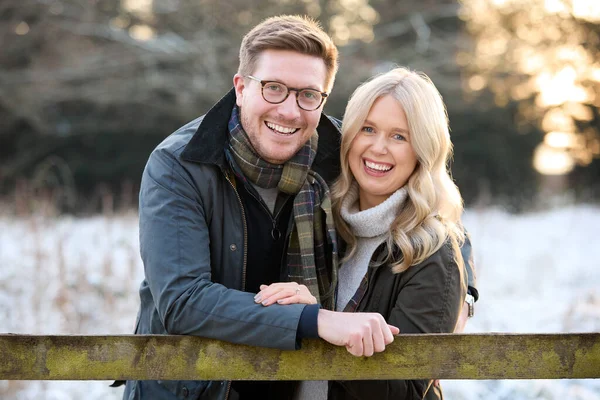 Yeni Nişanlı Sevilen Çiftin Portresi Kış Kırsalında Karlı Yürüyüşe Yaslanarak — Stok fotoğraf