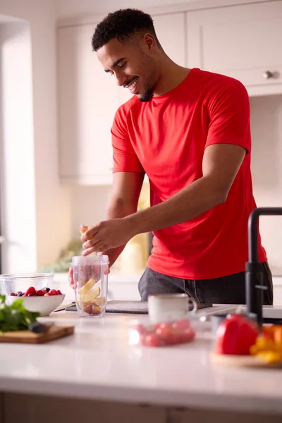 Hombre Cocina Casa Usando Ropa Fitness Mezclando Ingredientes Frescos Para —  Fotos de Stock