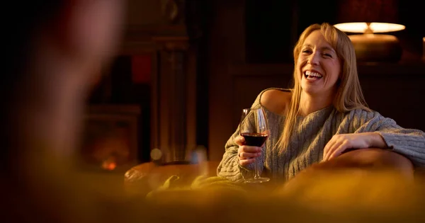 Bayan Arkadaş Dinleniyor Salonda Gülüyor Sıcak Ateş Tutan Şarap Kadehiyle — Stok fotoğraf